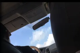 “神秘”私家车，机场火车站两头跑“黑车”在火车站和机场揽客，无营运资质存安全隐患图片