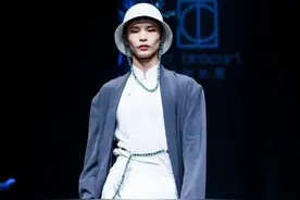 有梦想谁都了不起！乡村野模陆仙人也像真正的模特一样站上了T台图片