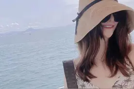 沈腾亲姐晒近照，巴掌脸配S曲线身材火辣，和弟弟同框像两代人？图片