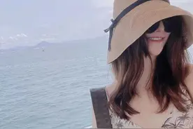 沈腾亲姐晒近照，巴掌脸配S曲线身材火辣，和弟弟同框像两代人？图片