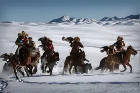 游牧民族猎杀野狼全过程：竟把狼崽养大后狠心杀掉，他们错了吗？图片