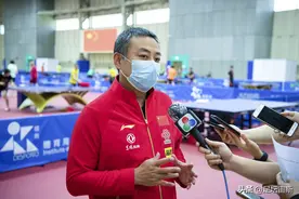 刘国梁头发花白戴口罩！马龙光膀子胸肌抢镜 樊振东头发疯长图片