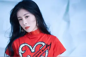 张碧晨太迷人了，穿开叉紧身皮裙出镜，配“圆锥”鞋大秀白皙美腿图片