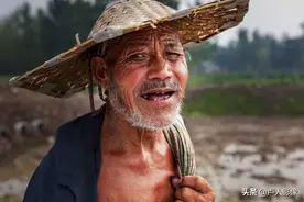 东平湖是《水浒传》中八百里水泊遗存水域，这位老渔民以打渔为生图片