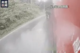窄路弯道超速行驶 大货车甩尾连撞多车 场面惊险→图片