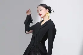 张韶涵“暗黑系”太惊艳，哥特式洛丽塔风格，这还是熟悉的她吗图片