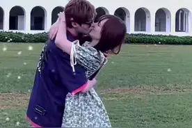 赵本山女儿球球与男友出游，两人旁若无人不停亲吻公主抱，超腻乎图片