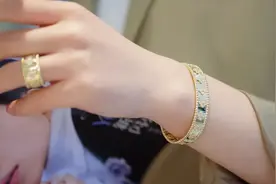 几十万的手镯原来长这样，梵克雅宝的饰品大家能欣赏得来吗？图片