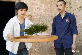 “义务扶贫”王新法父女同获国家奖章，女儿带其照片进京：父亲盼见习大大，如今梦圆人却不在图片