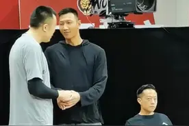 大哥的人气！韩德君亲切问候阿联，付豪弯腰握手，威姆斯送上拥抱图片