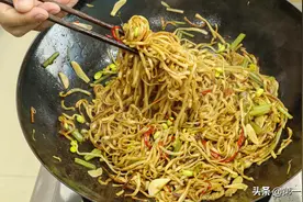 河南老式炒面条，生面条直接上锅炒，口感焦香弹脆，多数人不会炒图片