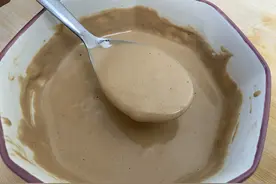 调芝麻酱到底用水还是用油？大厨教你正确做法，口感细腻味道香图片