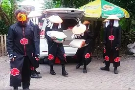 火影：晓组织穿越到三次元世界，带土带头送米，佩恩街头卖米图片