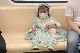 3岁“洛丽塔女孩”走红，犹似橱窗里的洋娃娃，网友直呼想抱走图片