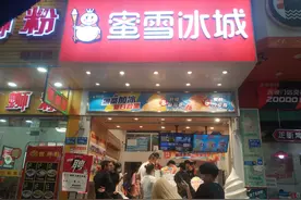 蜜雪冰城4元柠檬水，挑战21元喜茶，网友：没对比就没伤害图片