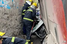 货车挤扁小轿车，被困司机命悬一线，消防员紧急破拆营救发现救出的是表弟图片