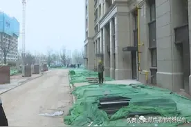 太原某小区装修工强吻已婚女子 与其丈夫打作一团图片