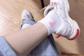 为什么感觉女生的白袜子能一直保持那么白？哈哈哈哈原来如此图片