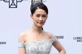 李沁气质掉线？穿一字肩太大胆，双下巴明显，老态又显胖图片