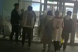 山西一高校有男性戴假发混进女浴室，教育厅：已知晓，正了解情况图片