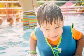 孩子夏天游泳要注意！郑州7岁女童呛了水，咳嗽几天后，被确诊“吸入性肺炎”图片