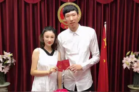 男篮希望之光周琦，2年前已经领取结婚证，妻子长相甜美是空姐图片