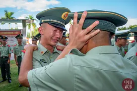 铁汉柔情 武警老兵卸衔哭成“泪人”图片
