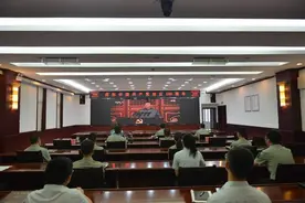成都警备区组织人员收听收看中国共产党成立100周年大会盛况图片