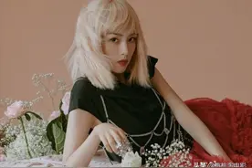 组图：95后小花周也杂志大片，金发黑发造型切换青春无敌图片