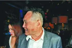 84岁赵世曾又拥大胸女友，一生未婚不缺女人，最后伴侣可分财产图片