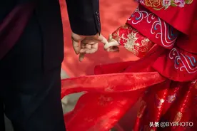 婚礼摄影师“偷”拍一组手部特写，讲述不同的婚礼故事图片