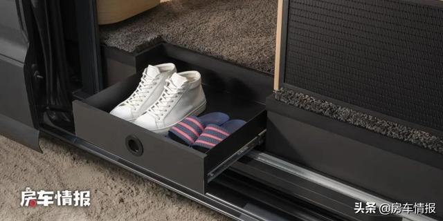 德国MAN轻客变身房车,2.0T+8AT有劲,坐在车尾还能随时烧烤野餐