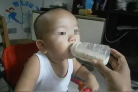 孩子只喝奶奶冲泡的奶粉，宝妈觉得不对劲，偷尝一口后无奈叹气图片