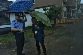 余杭一年近八旬老人雨中摔倒，监控拍下这一幕……图片