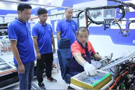 一个公交维修工的96小时：躺在雨水满溢的车底，头顶的电池不时冒着火花图片