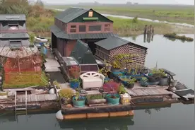 他用废品在水上搭了一栋漂浮别墅，这一住，就是17年图片