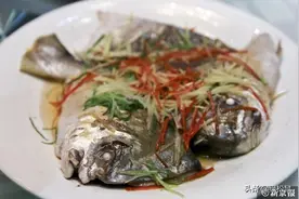 吃鱼被鱼刺卡喉咙，喝醋真的不管用图片