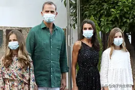 西班牙王后母女看戏剧，手摇中国式折扇，二公主比大公主动作淑女图片
