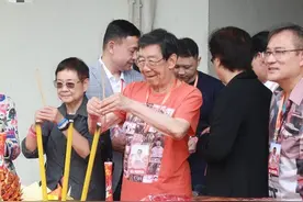 89岁香港老戏骨开个唱，开场前喉咙疼痛仍坚持，自言早已见惯风浪图片