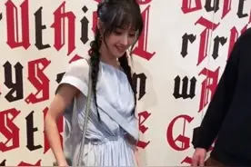 老外一把搂过郑爽合影，谁注意了她下意识反应？太给中国人长脸了图片