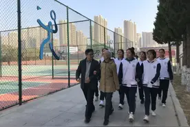 打卡红色教育 | ​青岛艺术学校，听96岁的老教导主任讲述解放前的故事图片