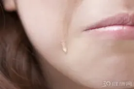 染上艾滋的主妇：生娃100天，我和孩子被丈夫推入了艾滋病深渊图片