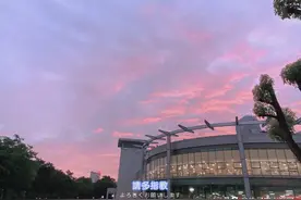 回学校的第18天，昨天的晚霞格外的美，晚霞下的学校也好美图片