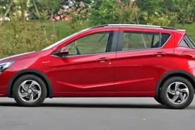 适合年轻人的车，车长4米左右，降至3万多，带你看宝骏310图片