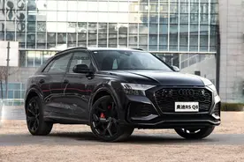 近150万元的奥迪RS Q8，通体黑色车身，透露着一股杀气图片