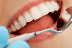 宝宝长乳牙阶段总是哭闹？家长收好这两个妙招，帮他缓解牙龈发痒图片