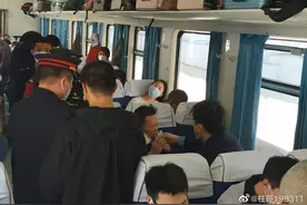 火车上乘客突发身体不适，列车员和乘客齐心协力救人图片
