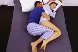 从睡觉姿势就能看出两个人的感情状态…不能再准了图片