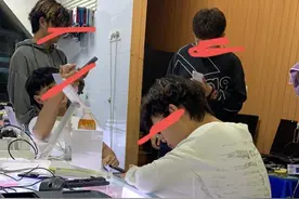 四个小伙来卖十部手机，有苹果也有安卓价格是真便宜，谁敢回收？图片