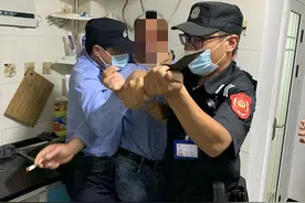 丈夫出差回来发现屋内有一男子 冲动挥起了菜刀！图片